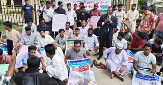 স্বাস্থ্যসেবা নিশ্চিতে সিভিল সার্জন কার্যালয়ে তালা দিয়ে হাতিয়া অধিবাসীদের অবস্থান